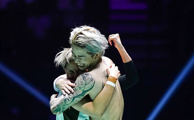 Pasangan beregu campuran Malaysia Chen dan Toh meraikan dengan pingat emas mereka selepas kemenangan bersejarah di Kejohanan Dunia 2025. (Foto: AFP)
