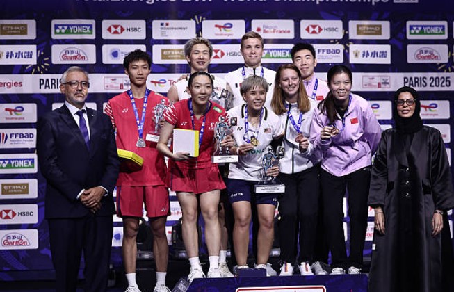 Chen/Toh berdiri di podium teratas bersama pingat perak dan gangsa semasa majlis anugerah Kejohanan Dunia Badminton 2025 di Paris. (Foto: AFP)