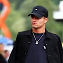 Lando membuatkannya anggun dengan pantas, memasangkan topi kuadran dengan streetwear berlapis