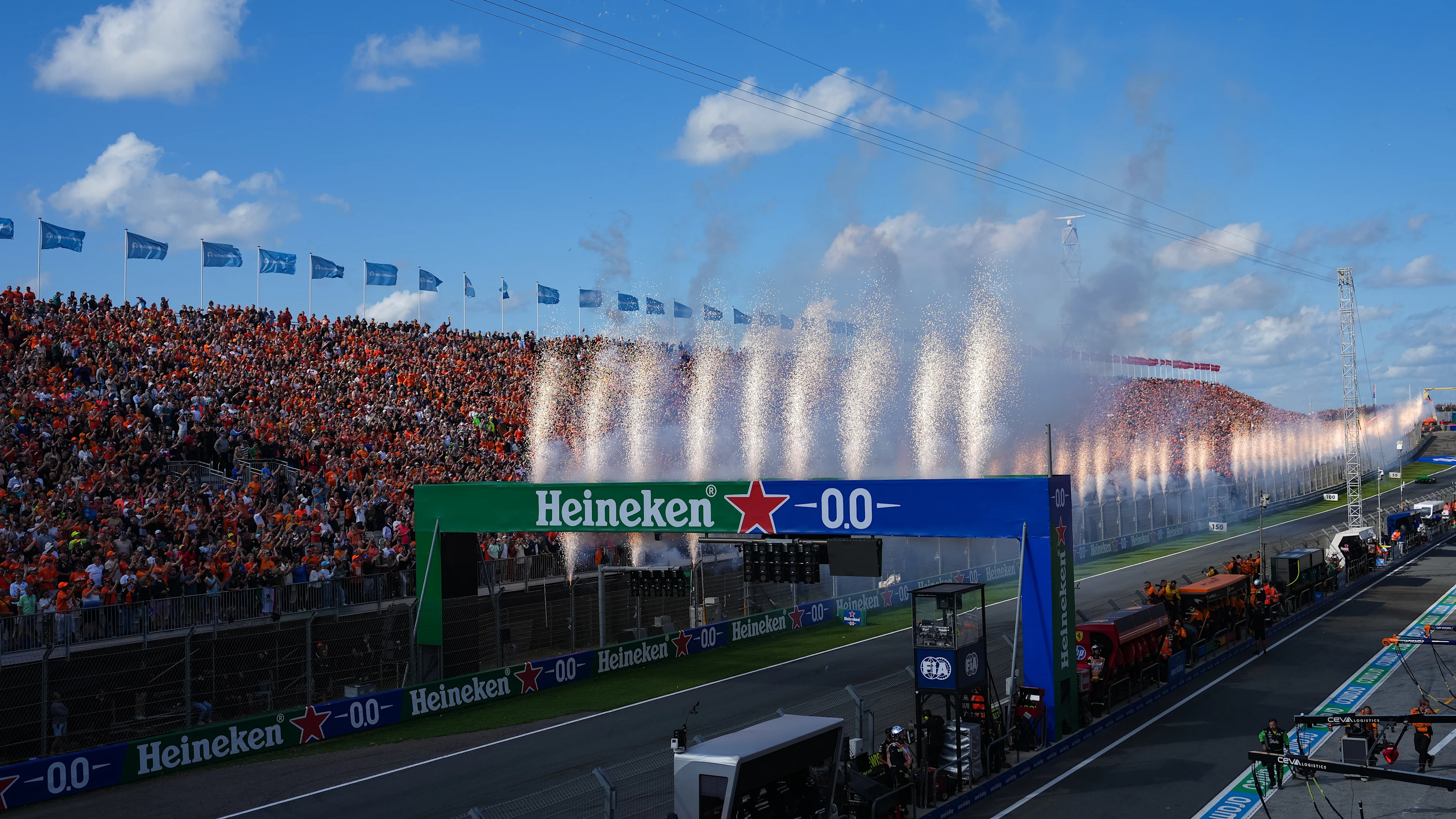 Zandvoort, Belanda - 25 Ogos: Bunga api dilihat setelah selesai Grand Prix F1