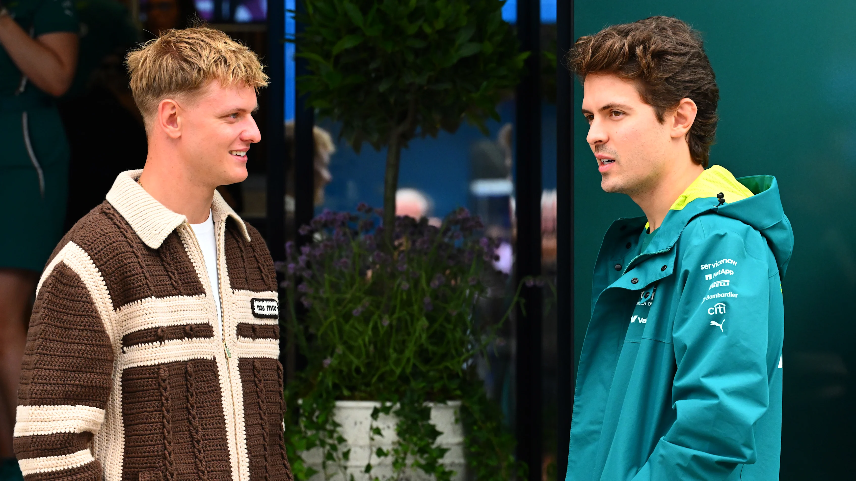 NORTHAMPTON, England - 05 Julai: Mick Schumacher bercakap dengan Felipe Drugovich dari Brazil dan Aston