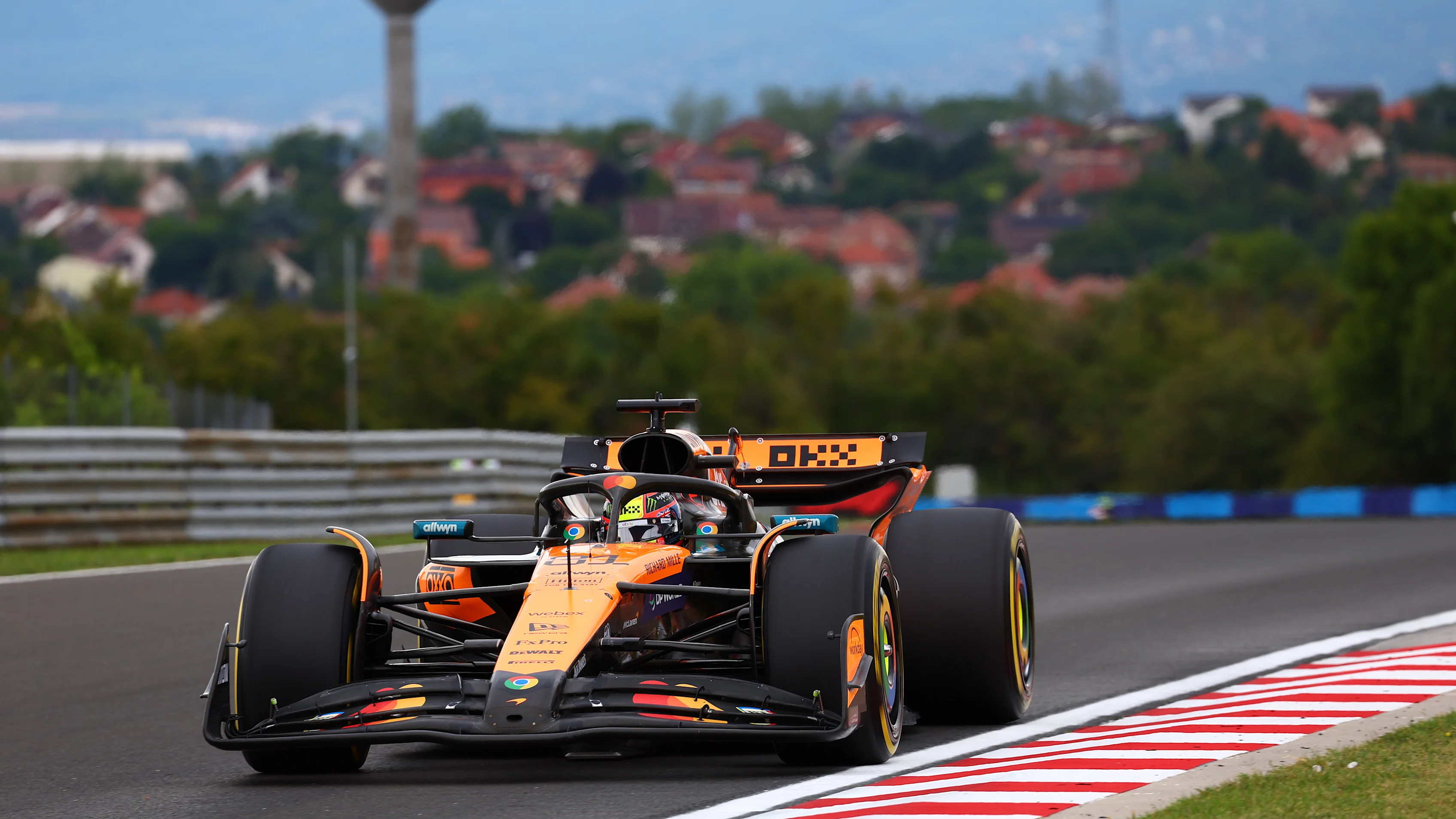 Budapest, Hungary - 03 Ogos: Oscar Piastri dari Australia Memandu (81) McLaren MCL39 Mercedes