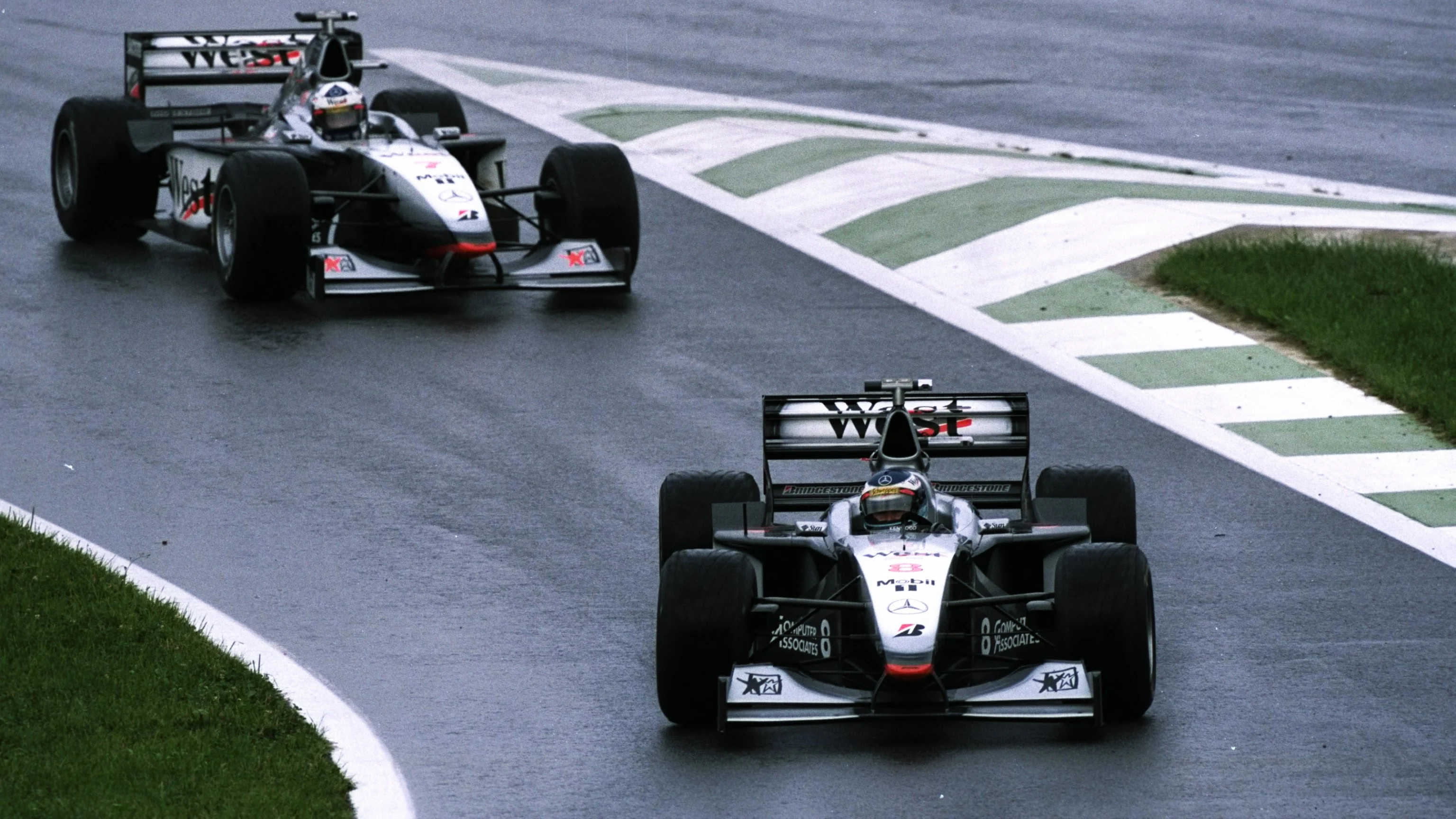 25 Jul 1998: Pemandu McLaren-Mercedes Mika Hakkinen dari Finland dan David Coulthard dari Great