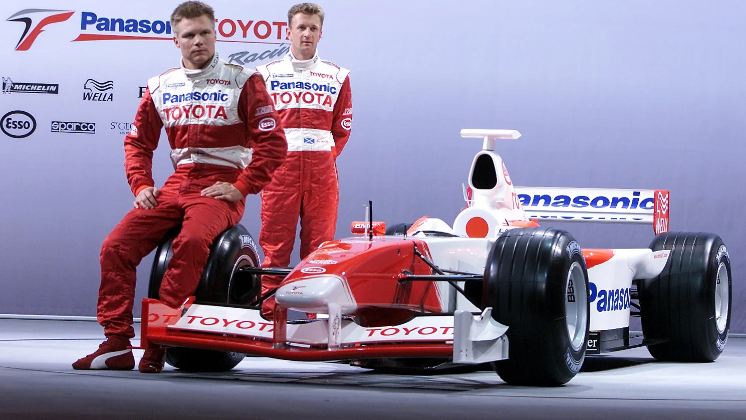 15 Dis 2001: Alan McNish dari Scotland dan Toyota (kanan) dan Mika Salo dari Finland dan Toyota Pose
