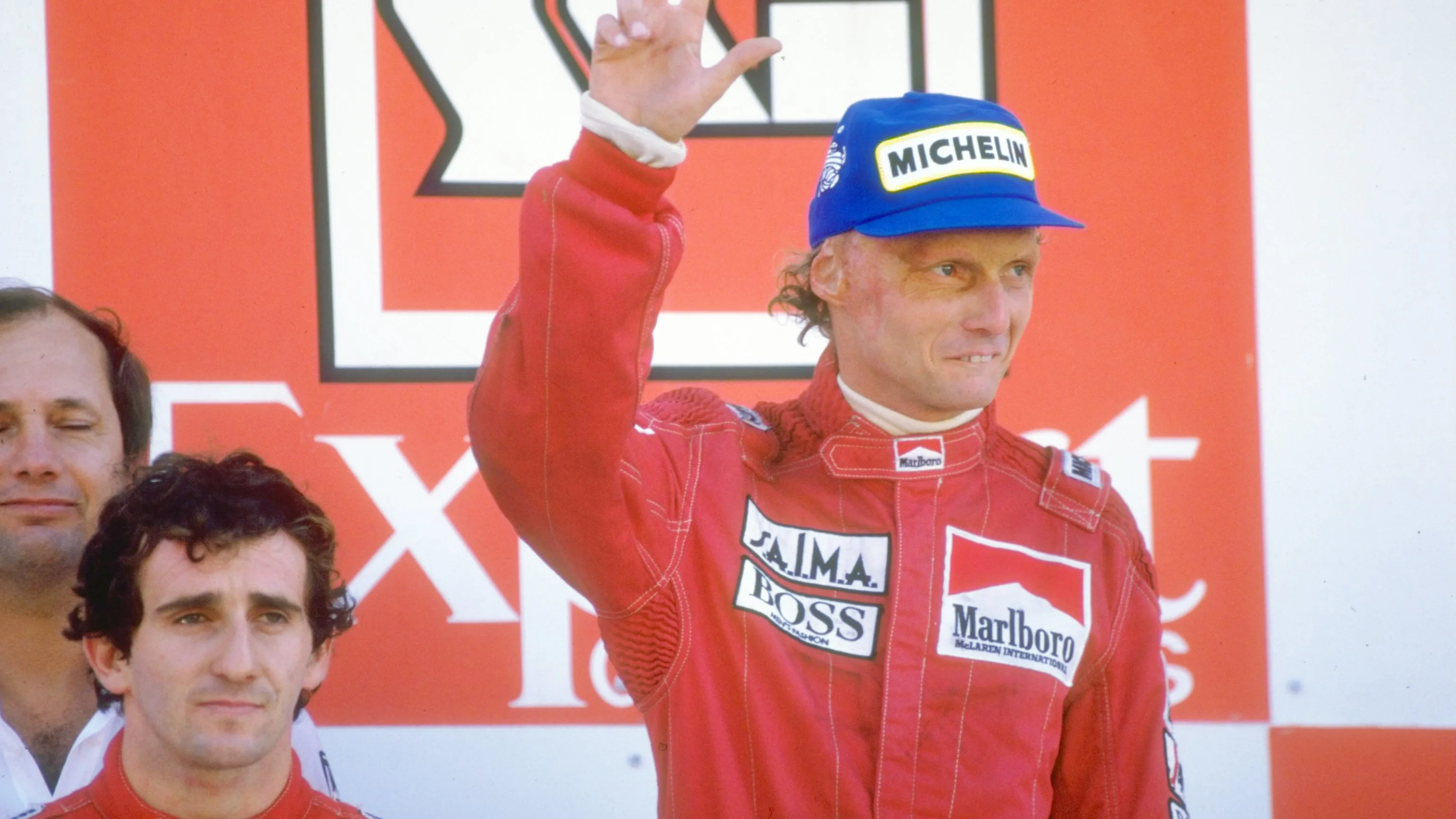 1984: Pemandu Marlboro McLaren Alain Prost dari Perancis dan Niki Lauda dari Austria berdiri di