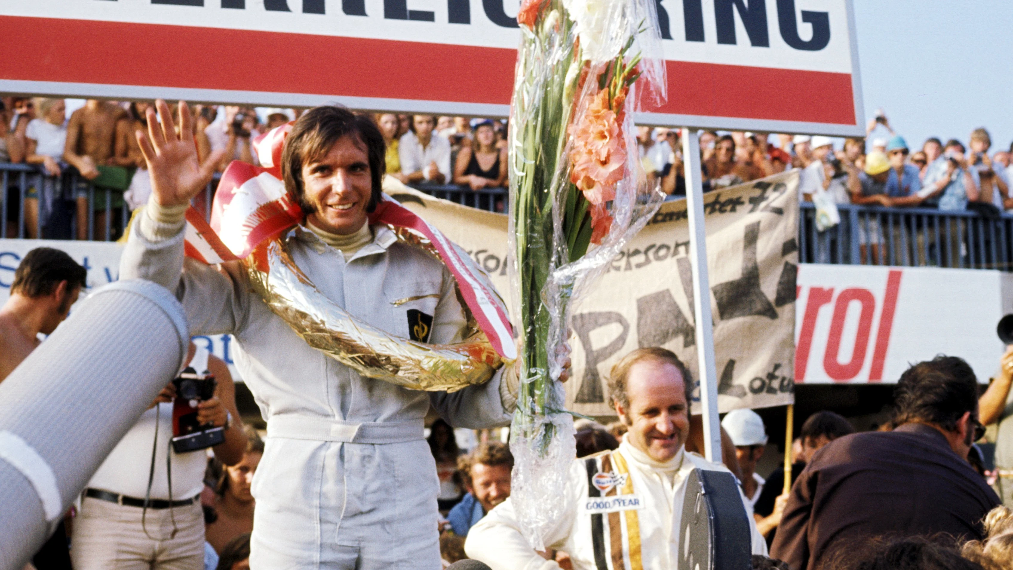 The Podium (L to R): Emerson Fittipaldi (Bra) Lotus pemenang dengan kedua ditempatkan Denny Hulme (NZL)