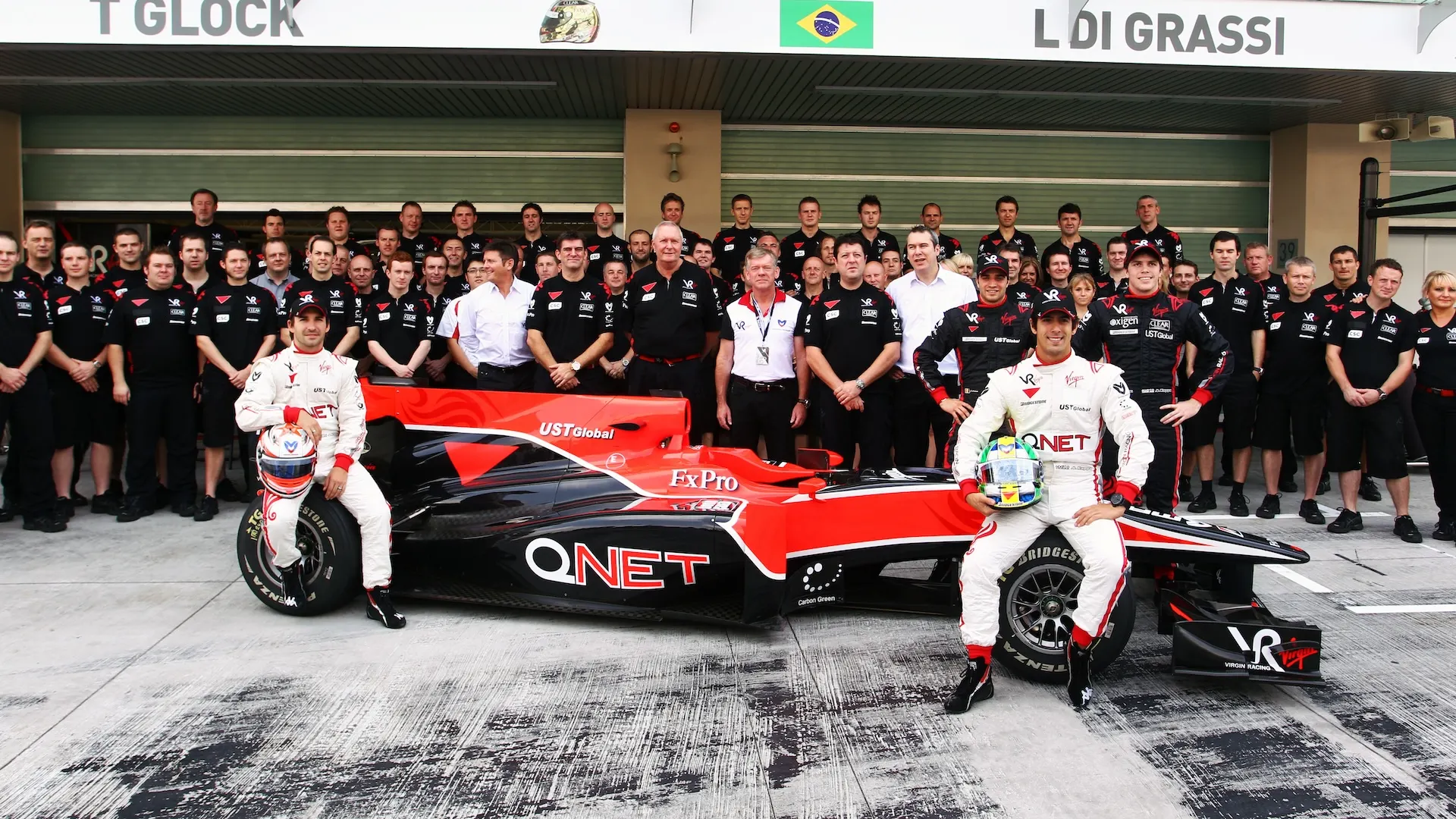 (L ke R): Timo Glock (Ger) Virgin Racing dan Lucas Di Grassi (Bra) Virgin Racing di Pasukan