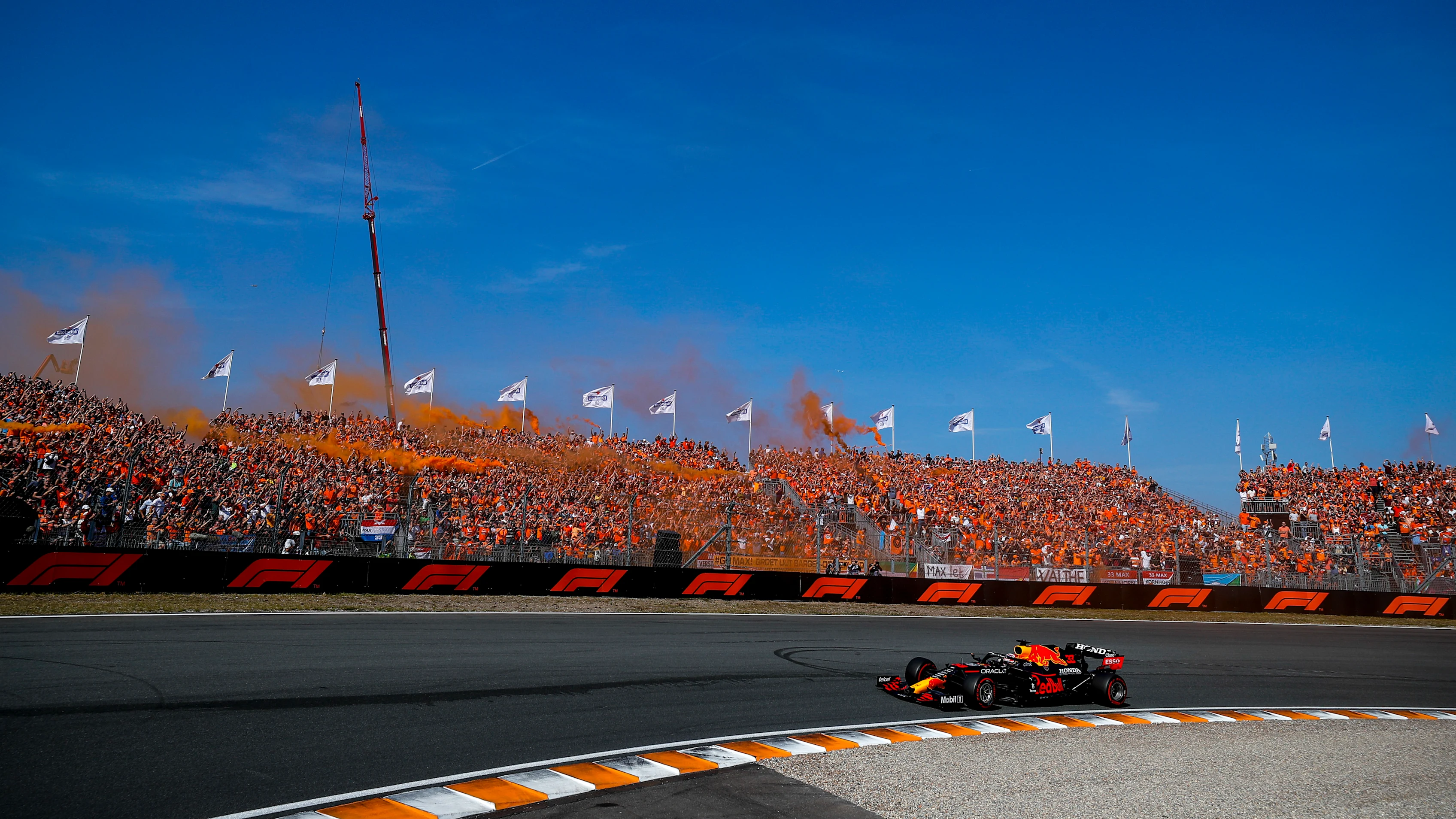 Verstappen meraikan Tentera Orange di pusingan kemenangannya di Grand Prix Belanda 2021