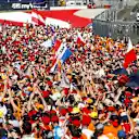 Tentera Orange membanjiri trek untuk meraikan kemenangan Verstappen di Red Bull Ring semasa Grand Prix Austria 2019