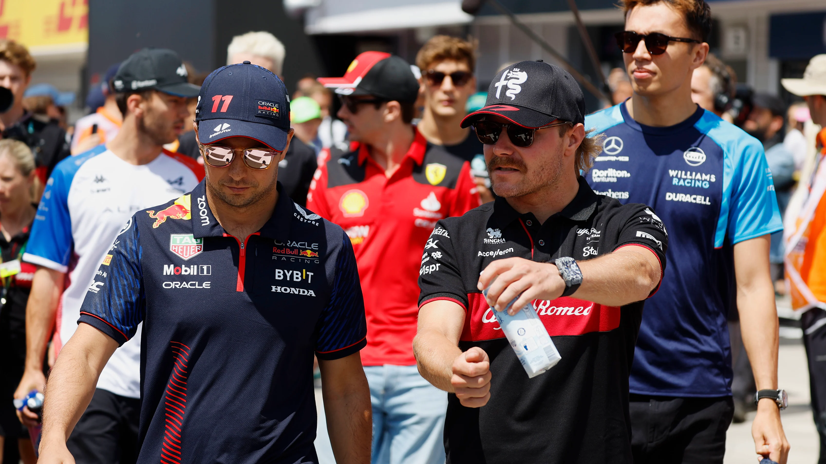 Hungaroring, Hungary - 23 Julai: Sergio Perez, Red Bull Racing, dengan Valtteri Bottas, Alfa Romeo F1