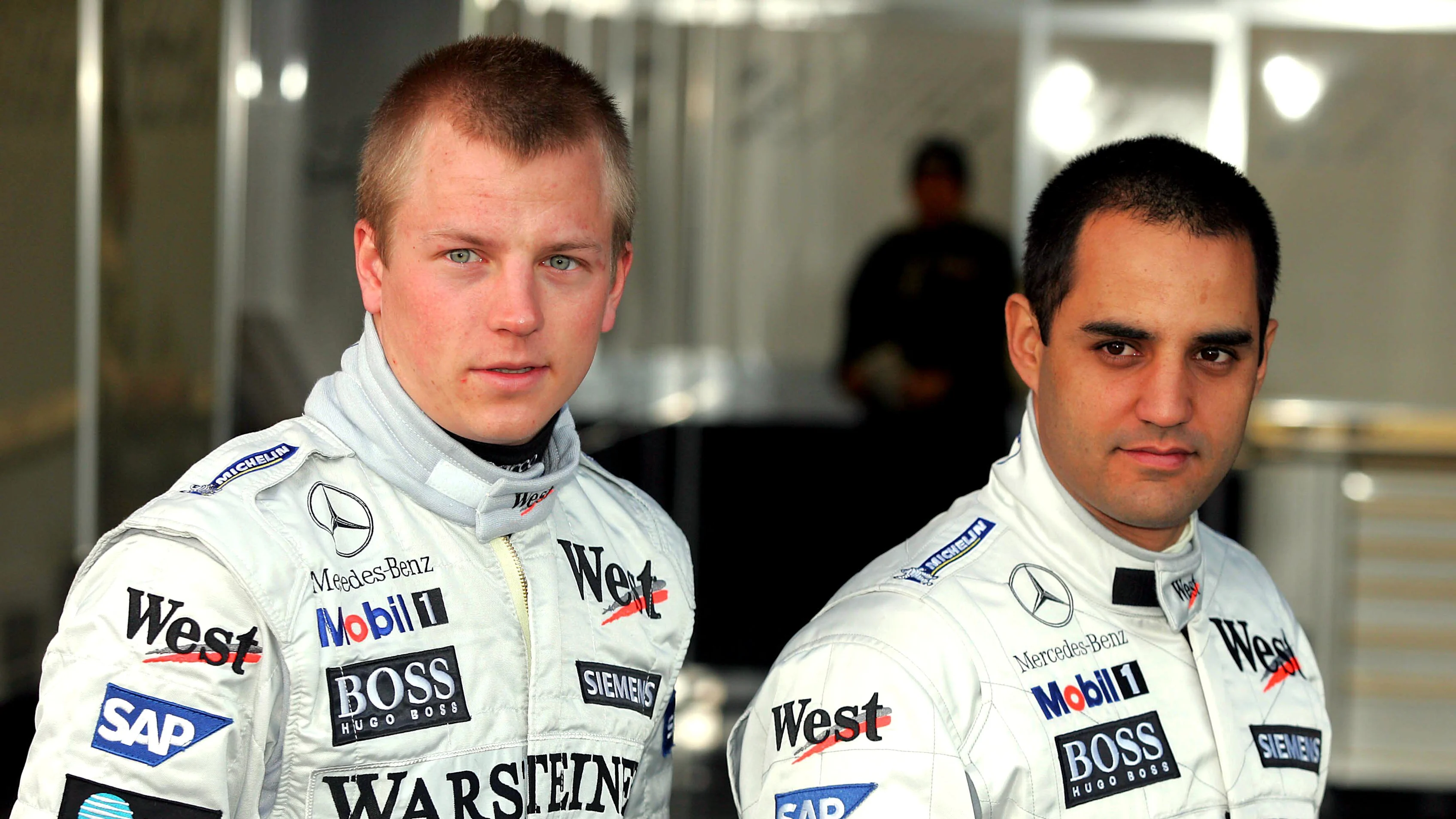 Kimi Raikkonen (Fin) McLaren Mercedes Mp4/19b dan Juan Pablo Montoya (Col) McLaren Mercedes
