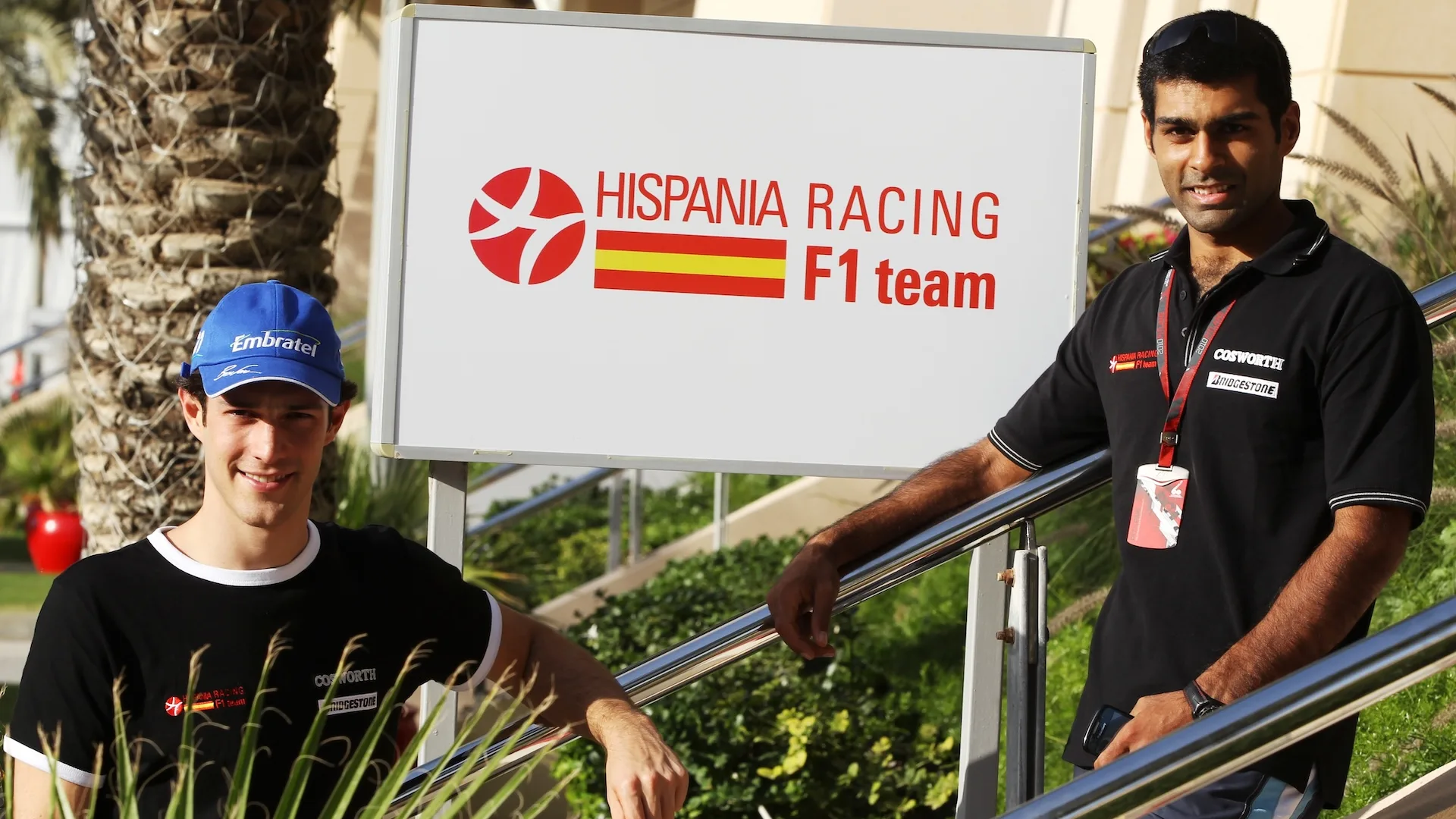 (L ke R): Pasukan F1 Lapisan Bruno Senna (Bra) Hispania (HRT) dengan Karun Chandhok (IND) Hispania Racing