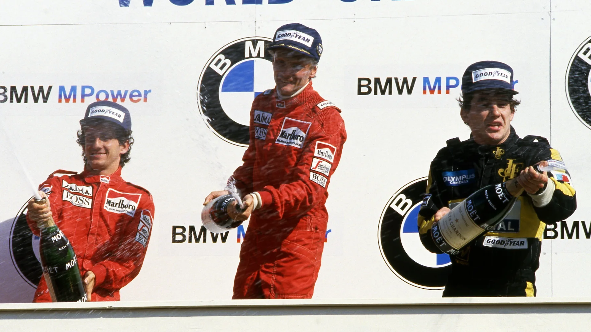 (L ke R): Kedua meletakkan Alain Prost (FRA) McLaren, pemenang perlumbaan Niki Lauda (AUT) McLaren dan ketiga
