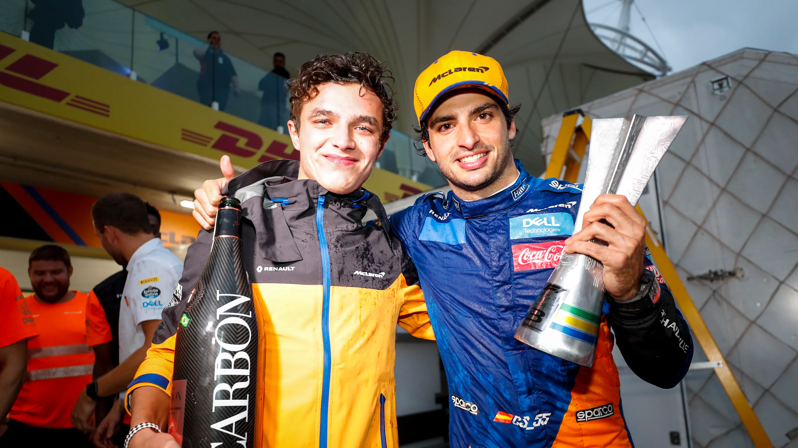 Sao Paulo, Brazil - 17 November: Lando Norris, McLaren, kedudukan ke -4, dan Carlos Sainz Jr, McLaren,