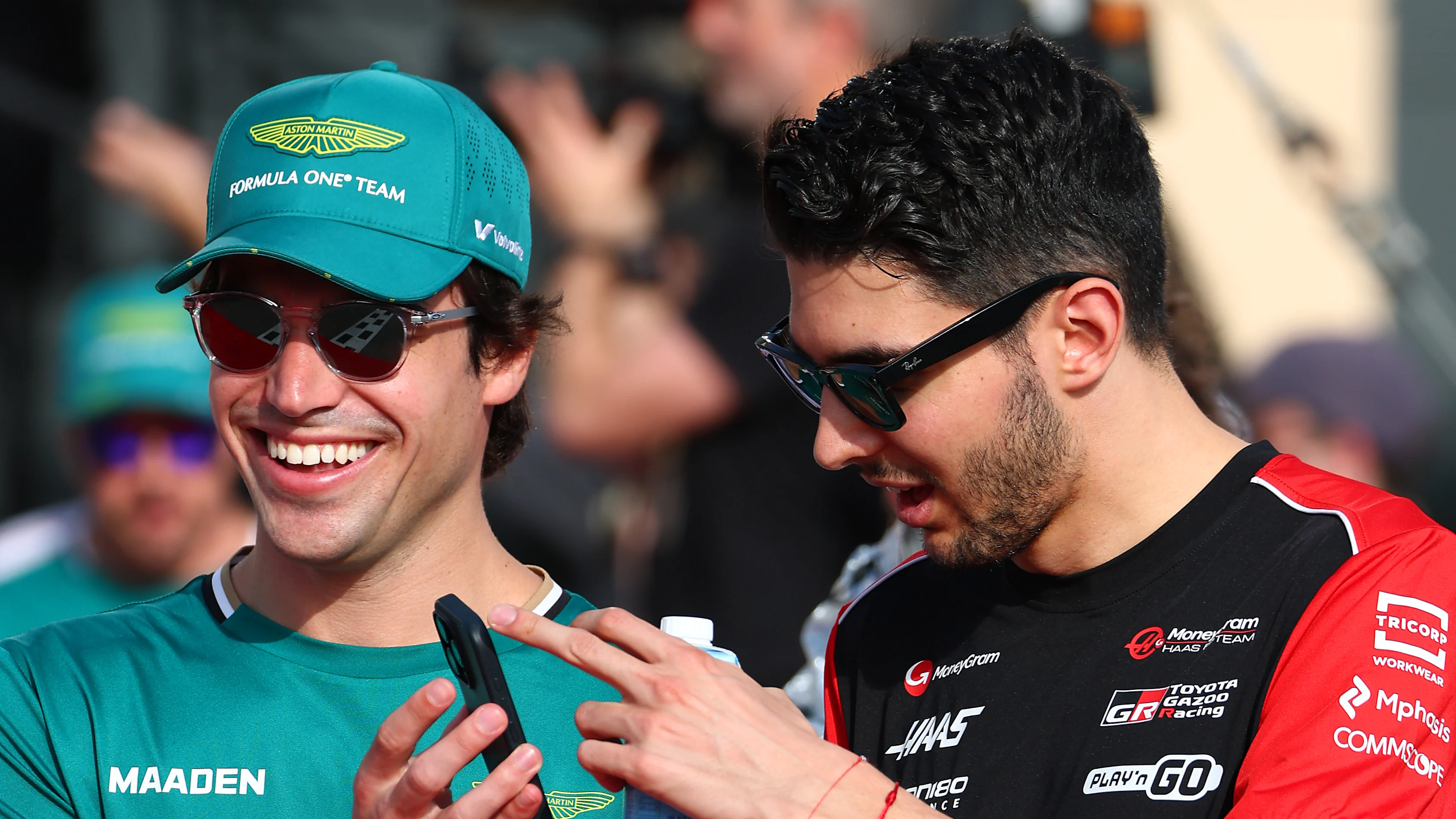 Bahrain, Bahrain - 13 April: Lance Stroll of Canada dan pasukan Aston Martin F1 dan Esteban Ocon of