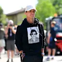   Imola 2025: Lando dalam Hoodie Grafik Hitam, dihiasi dengan topi kuadrannya sendiri - Casual Cool memenuhi penjenamaan peribadi