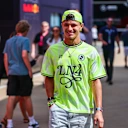 Menyalakan paddock di neon, membatalkan jersi LN4nya dengan topi belakang dan gelang tangan yang disusun