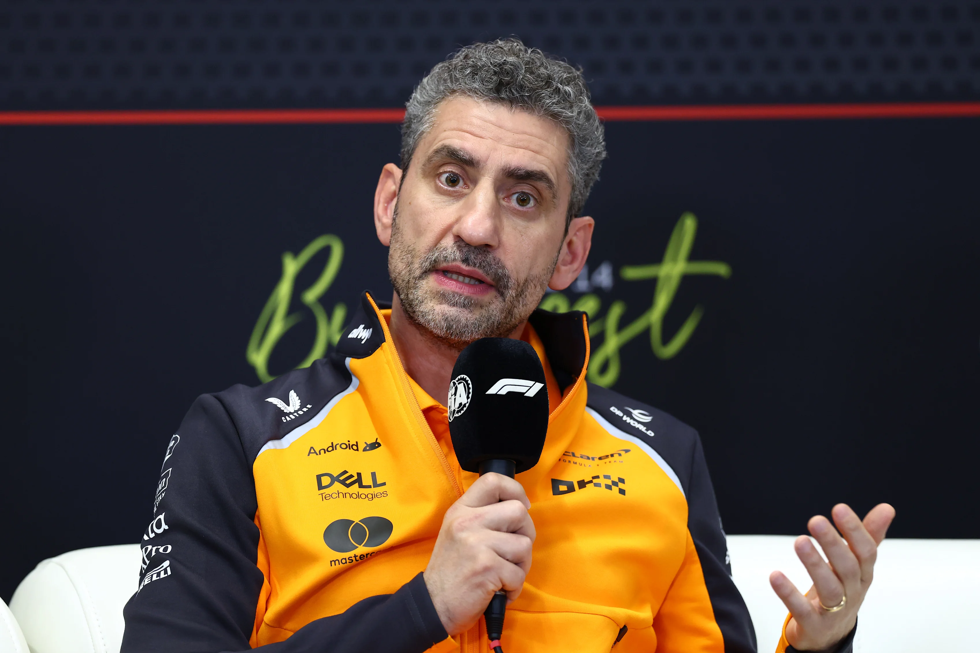 Bahrain, Bahrain - 13 April: Pemenang Race Oscar Piastri dari Australia dan McLaren Andrea Stella, pasukan