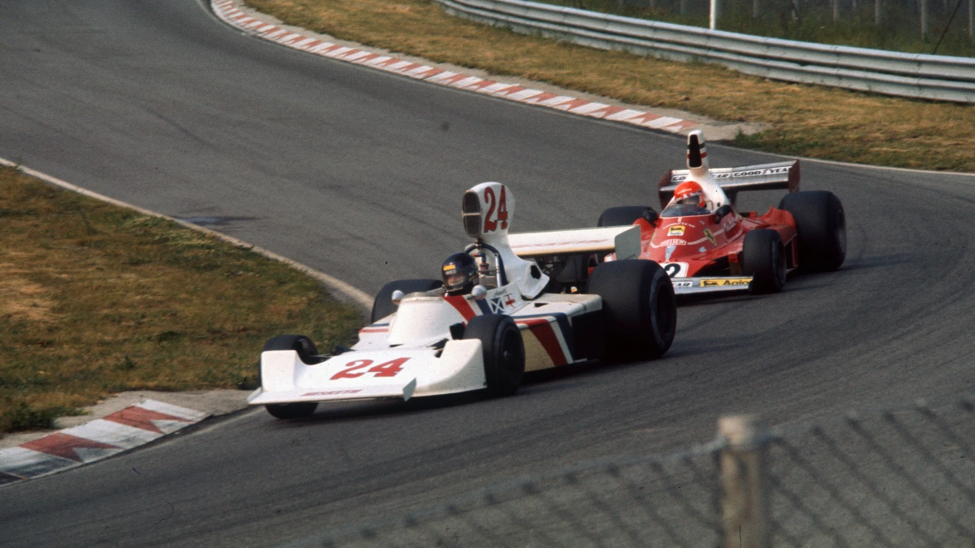 Zandvoort, Belanda - 22 Jun: James Hunt, Hesketh 308b Ford mengetuai Niki Lauda, ​​Ferrari 312t