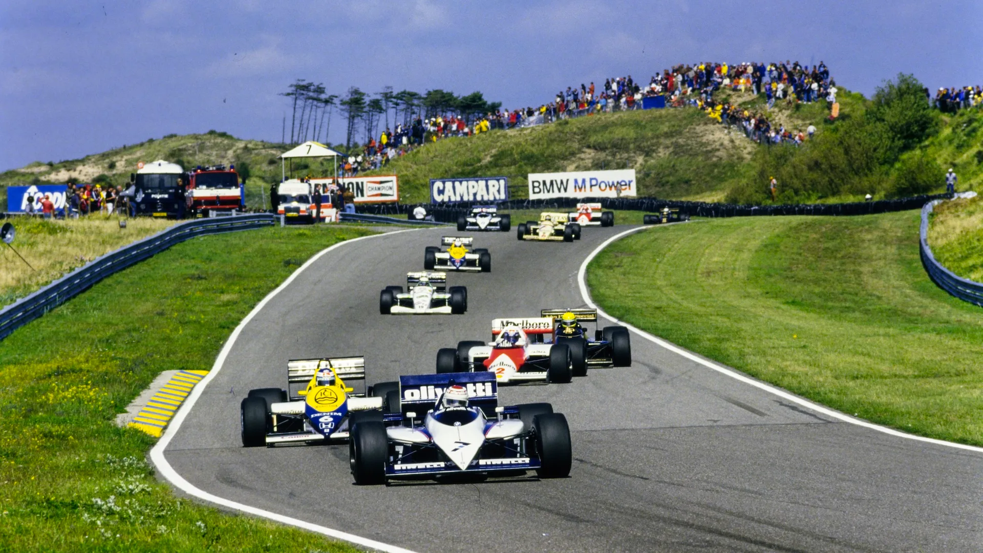 Zandvoort, Belanda - 25 Ogos: Nelson Piquet, Brabham BT54 BMW, Memimpin Keke Rosberg, Williams