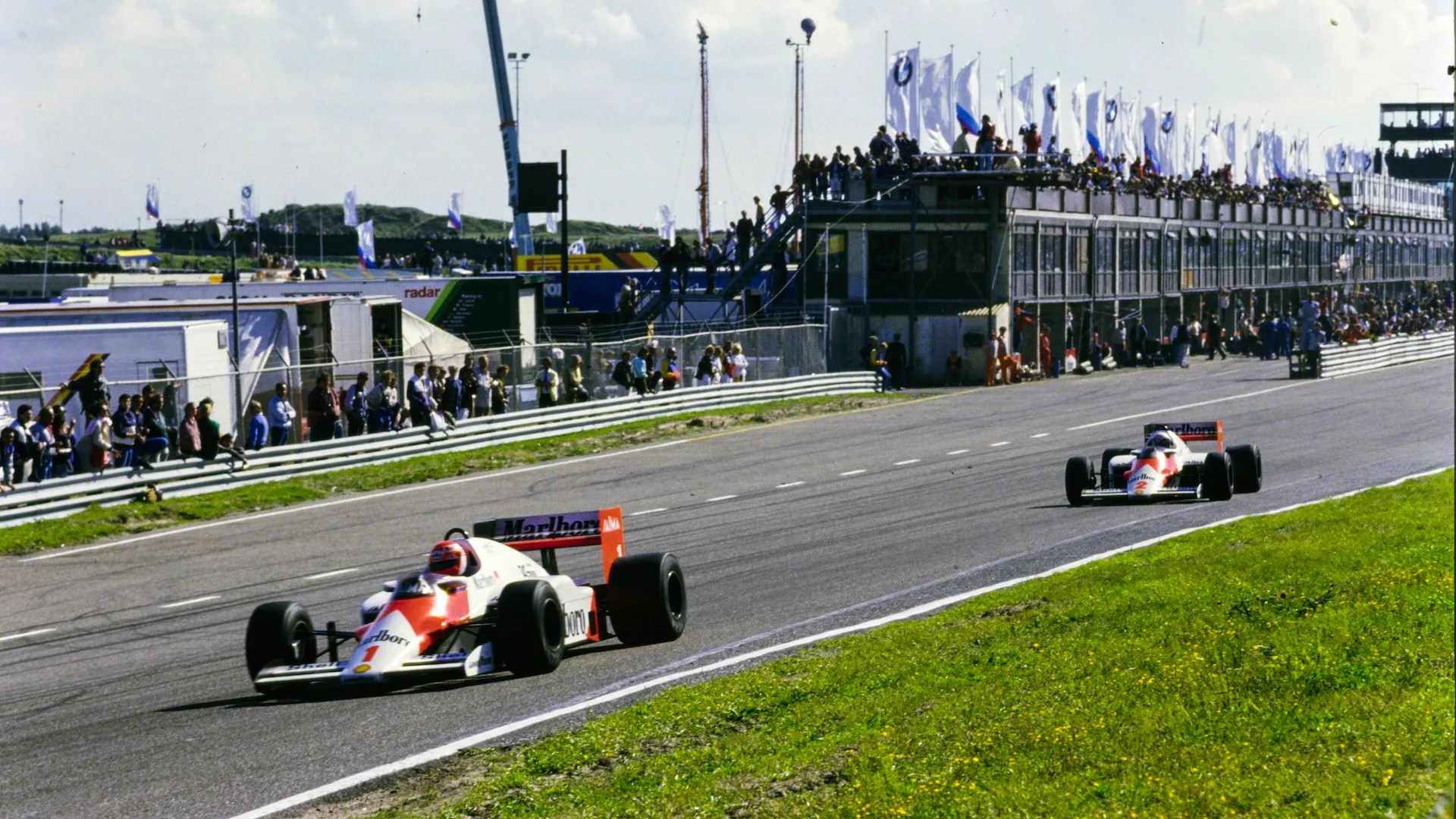 Zandvoort, Belanda - 25 Ogos: Niki Lauda, ​​McLaren MP4-2B Tag, Memimpin Alain Prost, McLaren