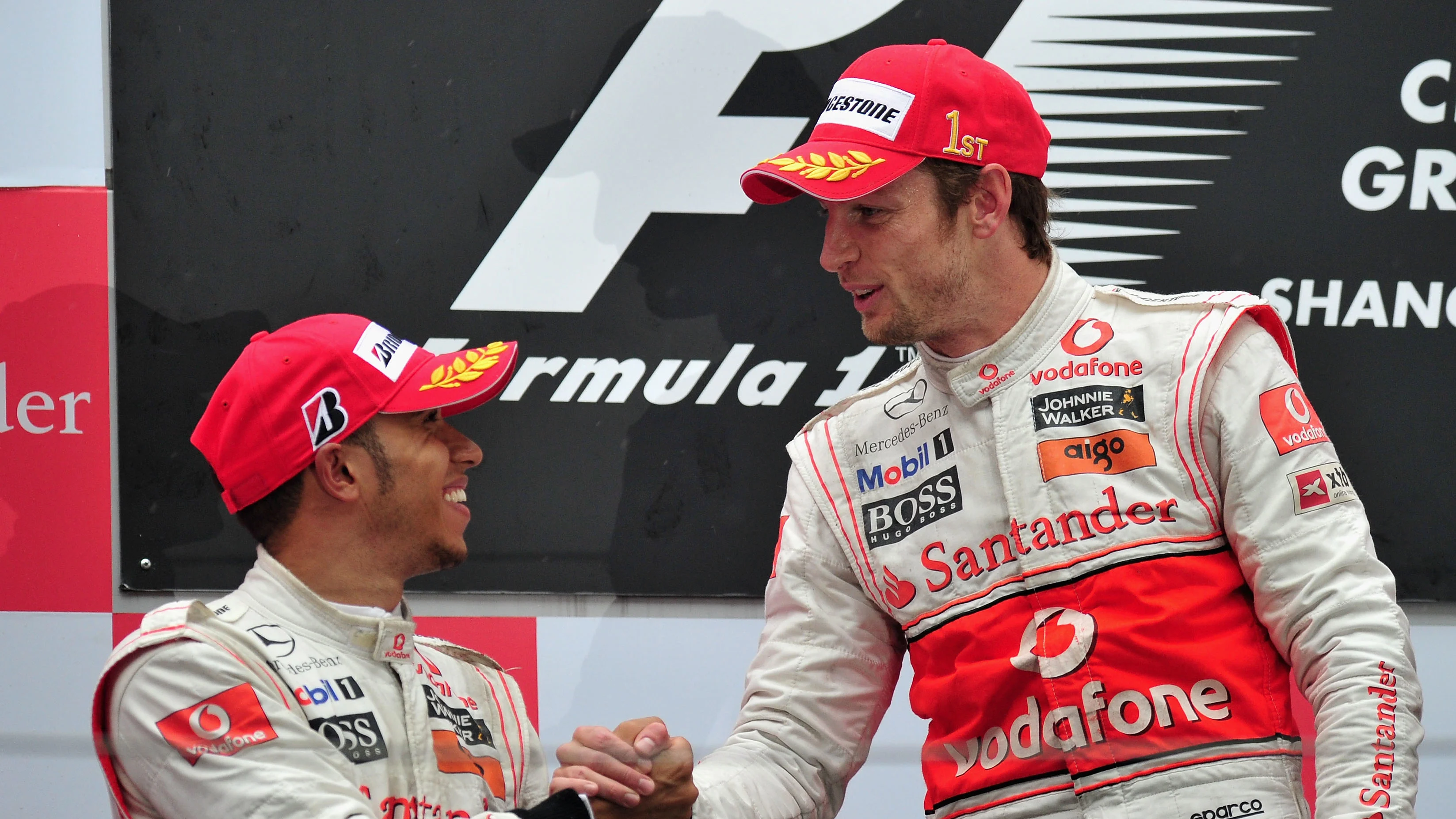 Shanghai, China - 18 April: Pemenang perlumbaan Jenson Button (R) Great Britain dan McLaren Mercedes adalah
