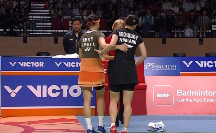 Seorang anak muda membantu Pornpawee Chochuwong dari mahkamah selepas kecederaan di Korea Terbuka 2025 semifinal. (Foto: BWF)