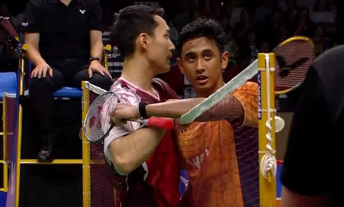 Jonatan Christie menyambut Alwi Farhan selepas pertempuran semifinal Terbuka Korea 2025 mereka. (Foto: BWF)