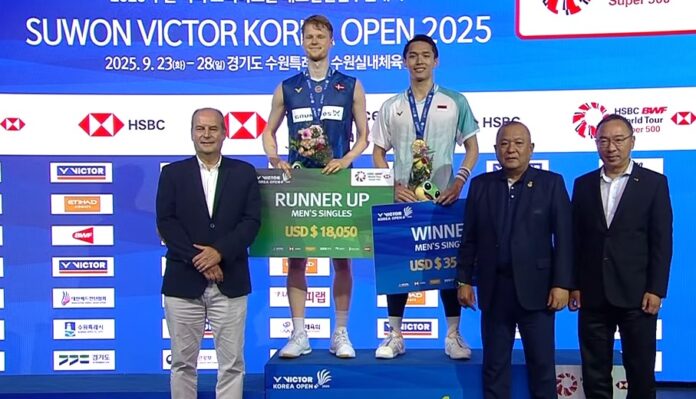 Jonatan Christie berpose dengan pingat emasnya selepas memenangi gelaran perseorangan lelaki Terbuka Korea 2025. (Foto: BWF)