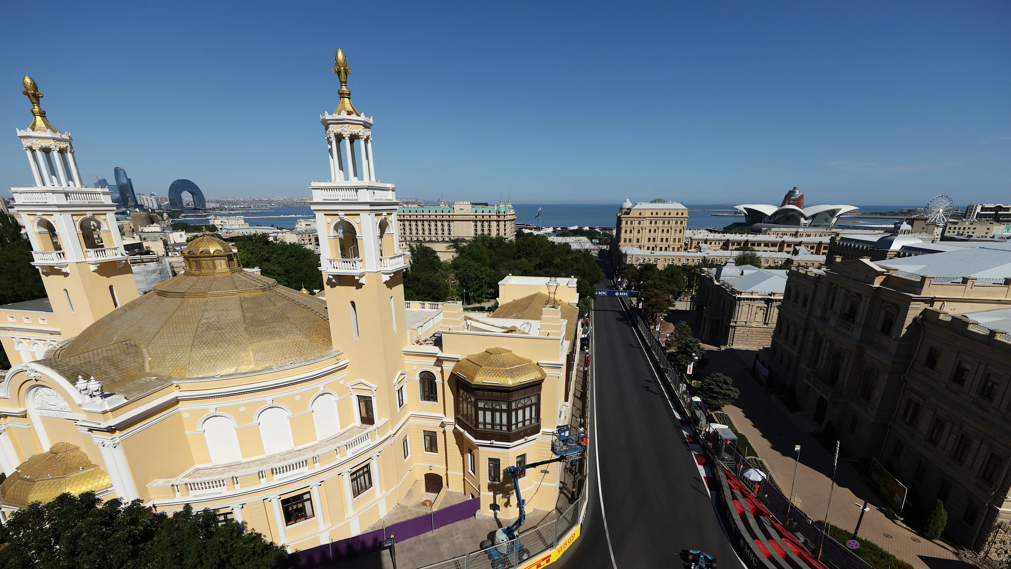 Baku, Azerbaijan - 11 Jun: George Russell dari Great Britain Memandu (63) Mercedes AMG Petronas