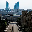 Menara Flame naik ke litar bandar Baku, sentuhan moden ke latar belakang Baku dan kelajuan tinggi.