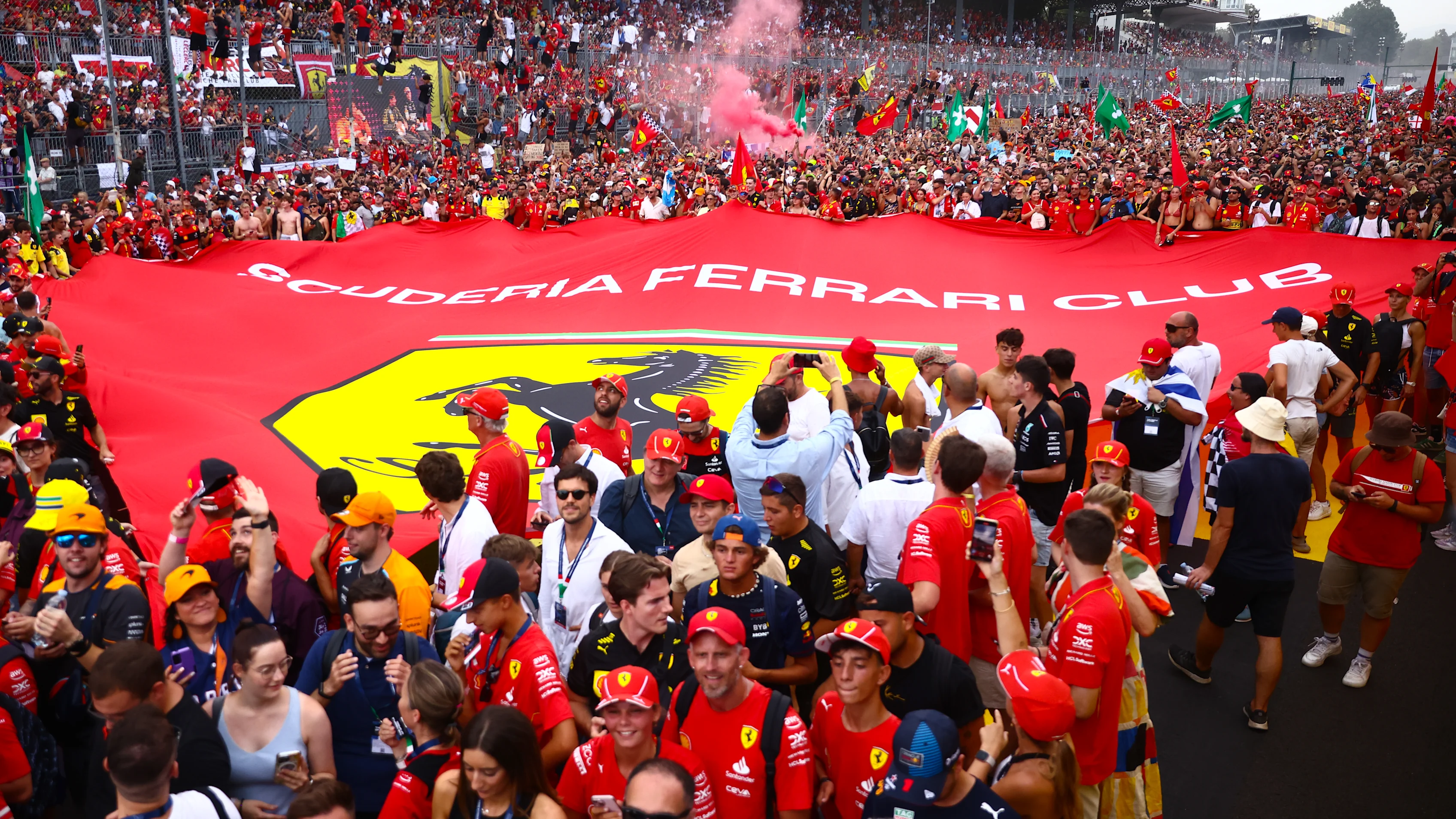 Tifosi Rayakan Selepas Charles Leclerc dari Ferrari memenangi Formula Satu Grand Prix di Itali di