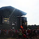 Orang ramai berkumpul di peringkat fanzone yang berdengung untuk melihat sekilas pemandu. Leret untuk lebih banyak gambar