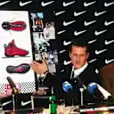 Michael Schumacher membentangkan Nike Air Zoom Schu