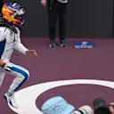 Sainz berlari ke pasukannya untuk meraikan