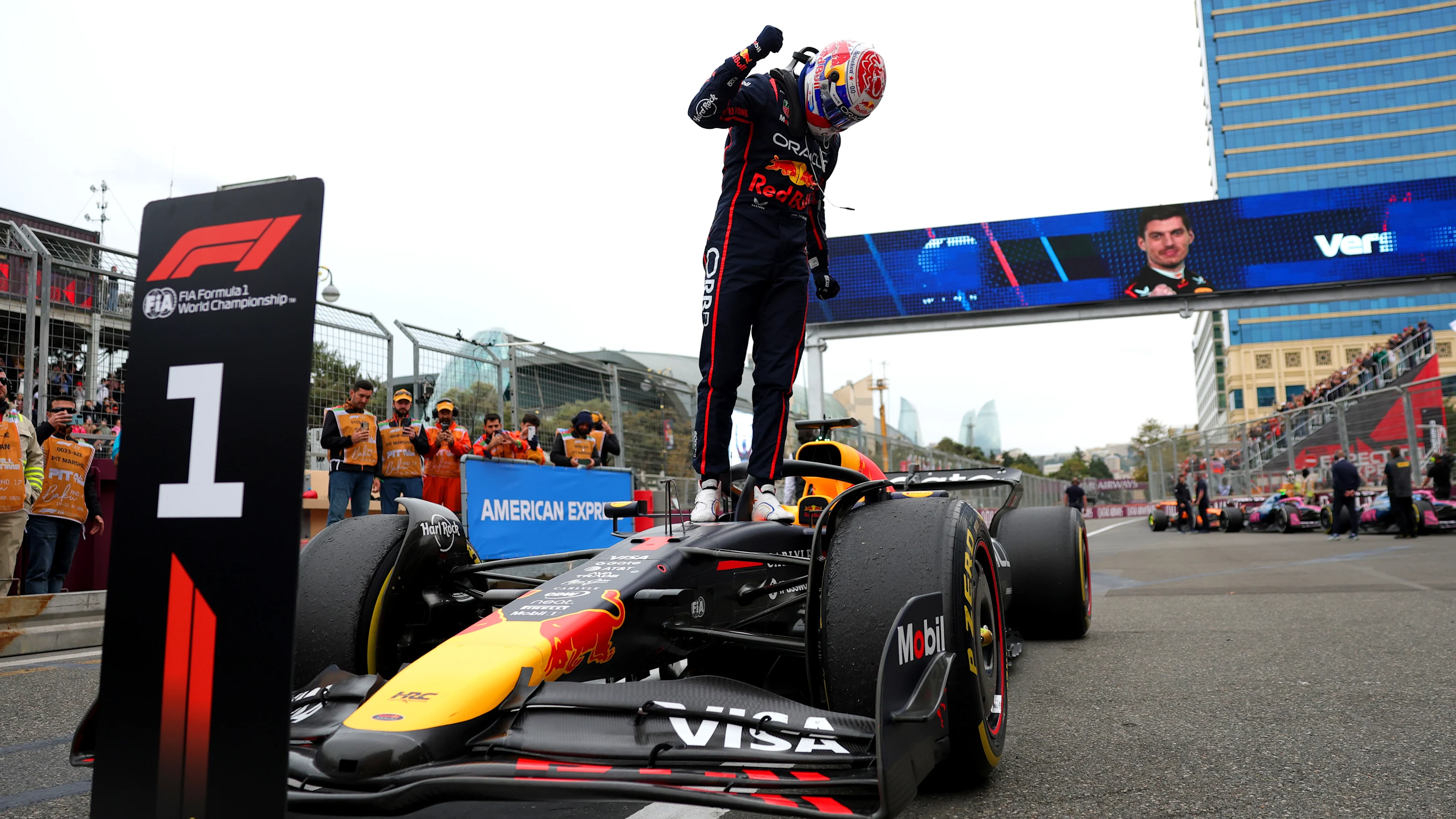 Baku, Azerbaijan - 21 September: Pemenang Race Max Verstappen dari Belanda dan Oracle Red Bull