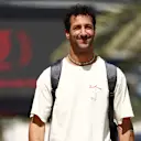 Bahrain, Bahrain - 28 Februari: Daniel Ricciardo dari Australia dan Visa Cash App RB berjalan di