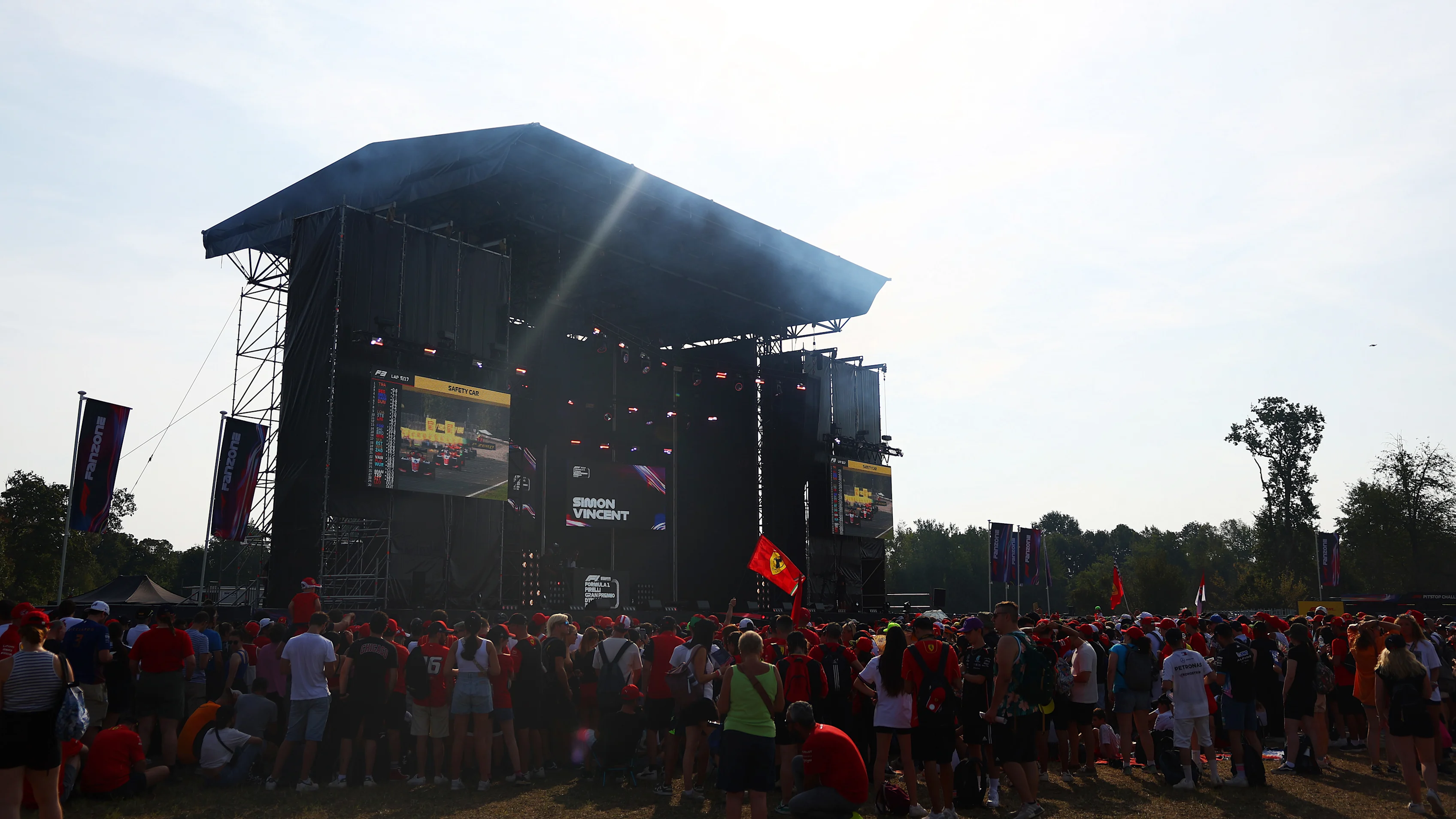 Orang ramai berkumpul di peringkat fanzone yang berdengung untuk melihat sekilas pemandu. Leret untuk lebih banyak gambar