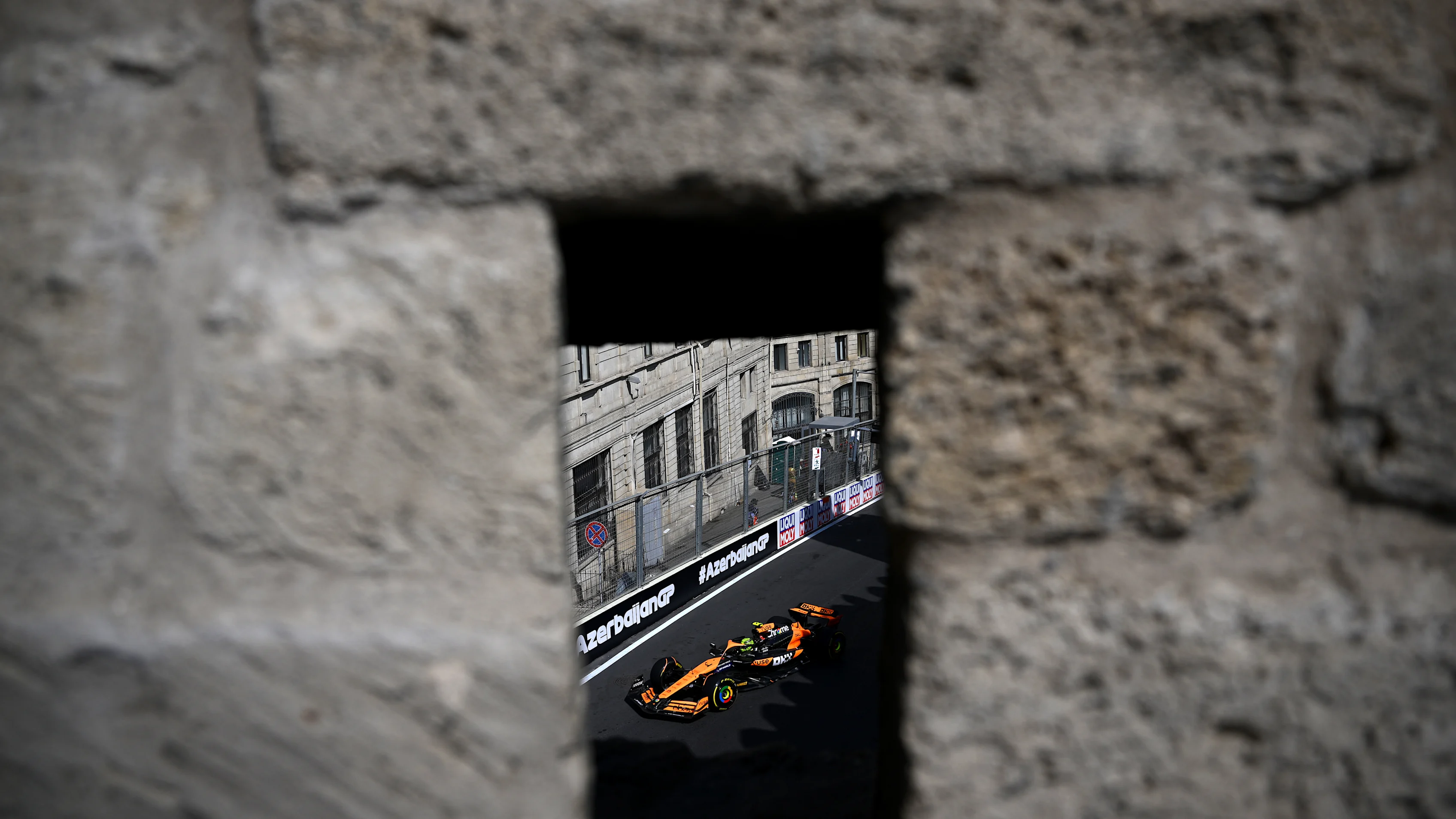 Baku, Azerbaijan - 13 September: Lando Norris dari Great Britain Memandu (4) McLaren MCL38
