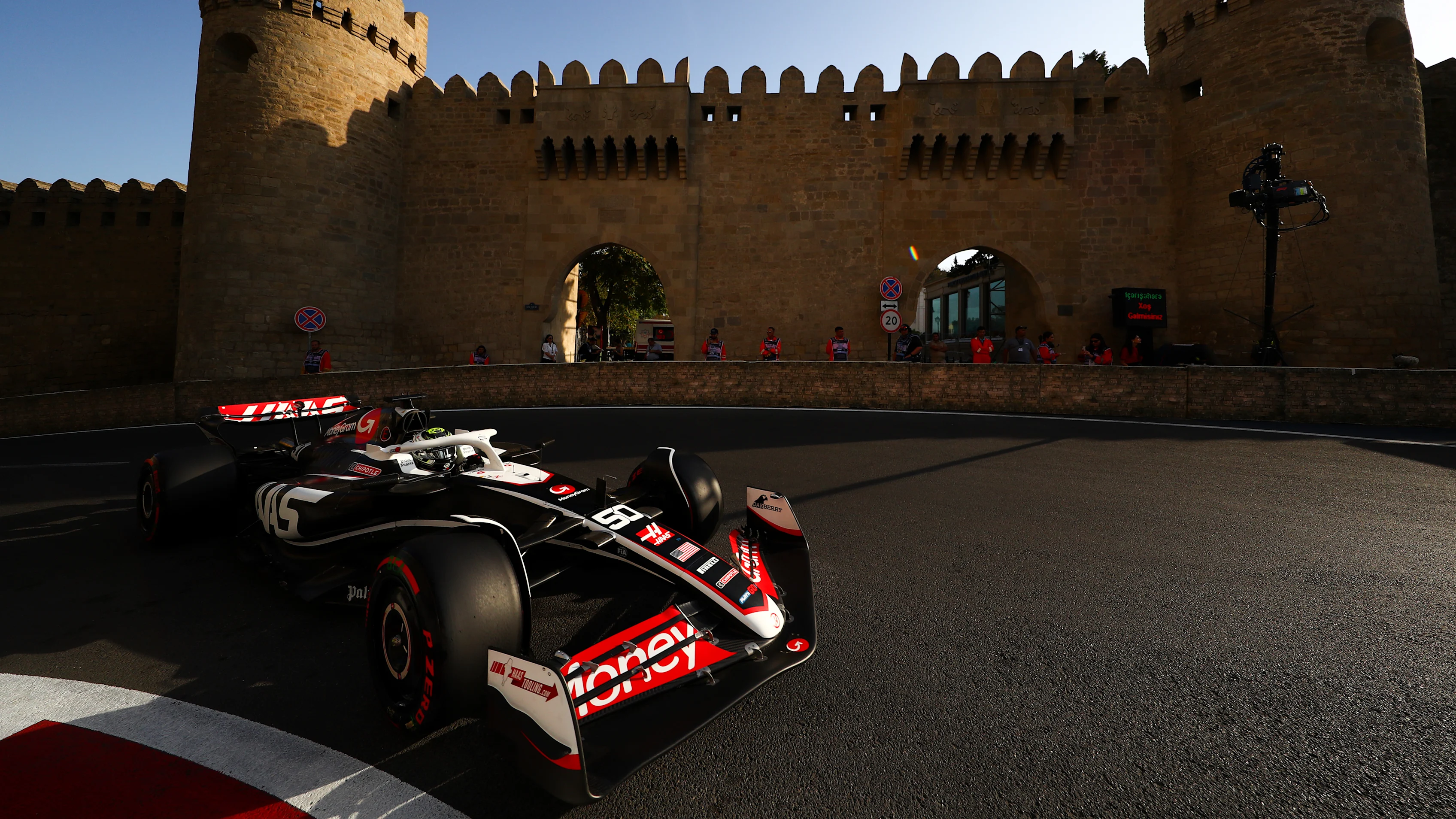 Baku, Azerbaijan - 14 September: Oliver Bearman dari Great Britain Memandu (50) Haas F1 VF -24