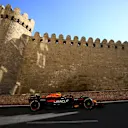 Adegan postcard: Kereta Formula 1 bergegas melewati Icherisheher abad ke-12.