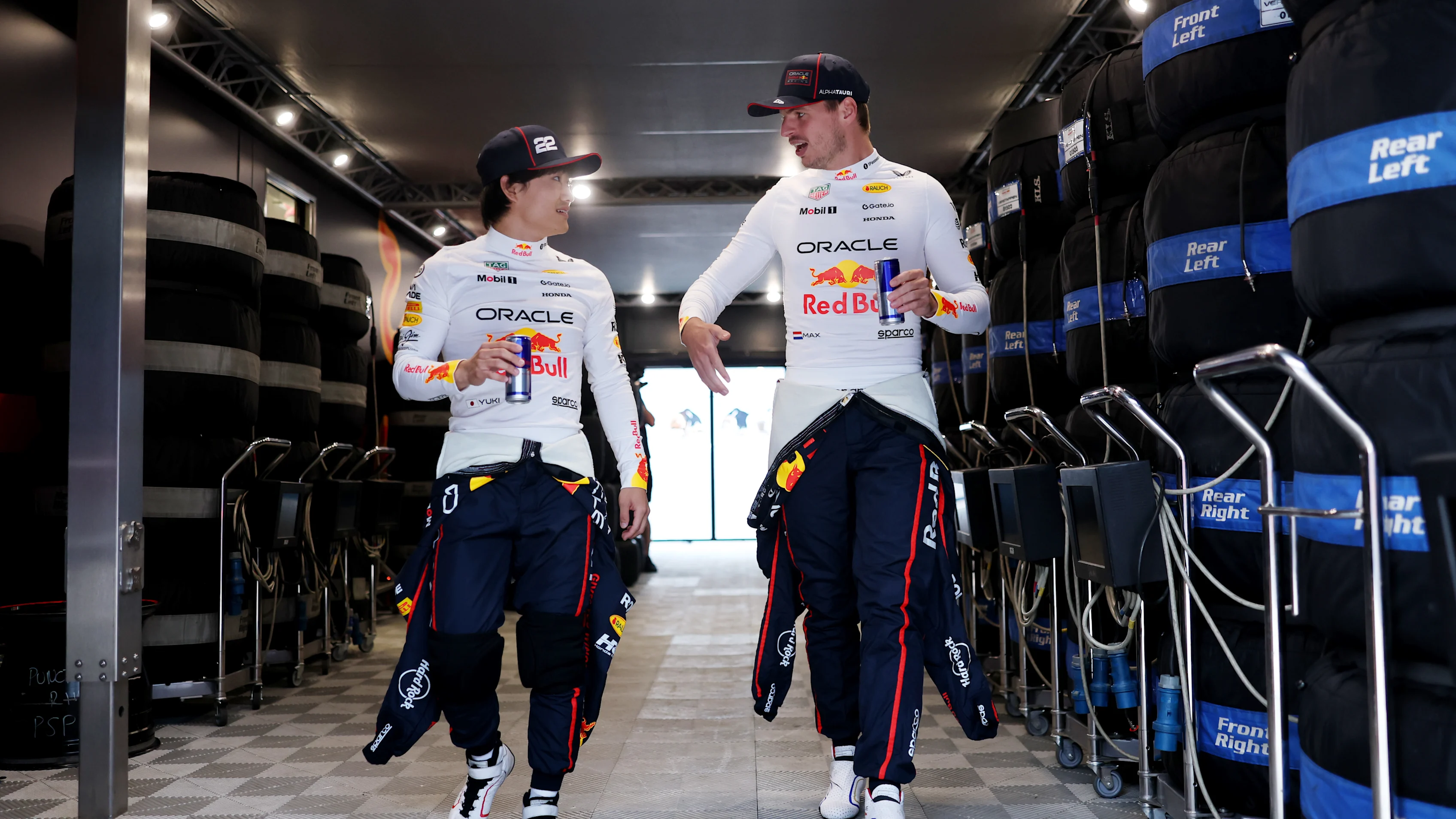 Budapest, Hungary - 01 Ogos: Yuki Tsunoda dari Jepun dan Oracle Red Bull Racing bercakap dengan Max