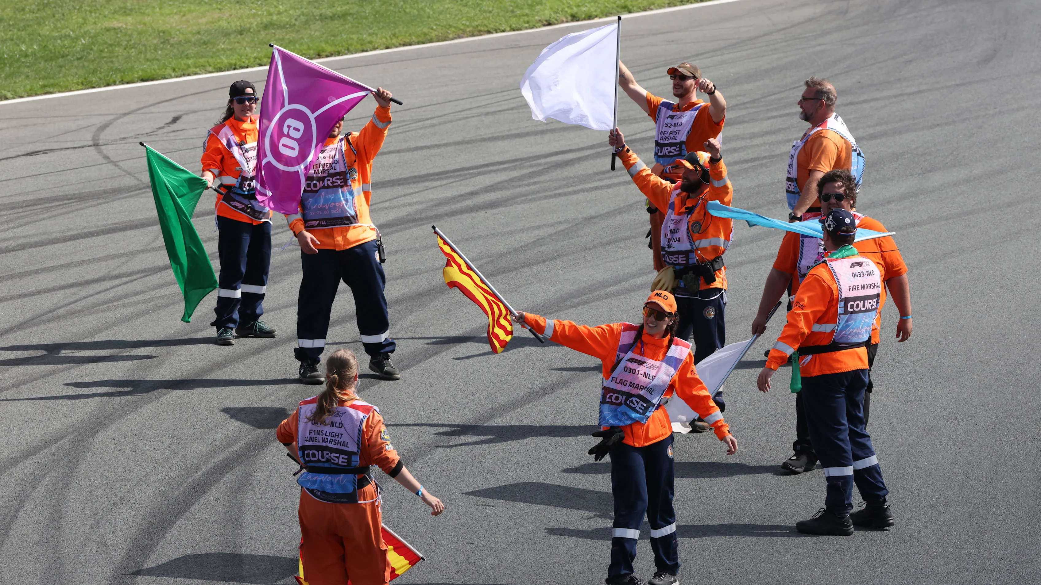 Zandvoort, Belanda - 30 Ogos: Bendera gelombang marshal di landasan dalam perayaan semasa kelayakan