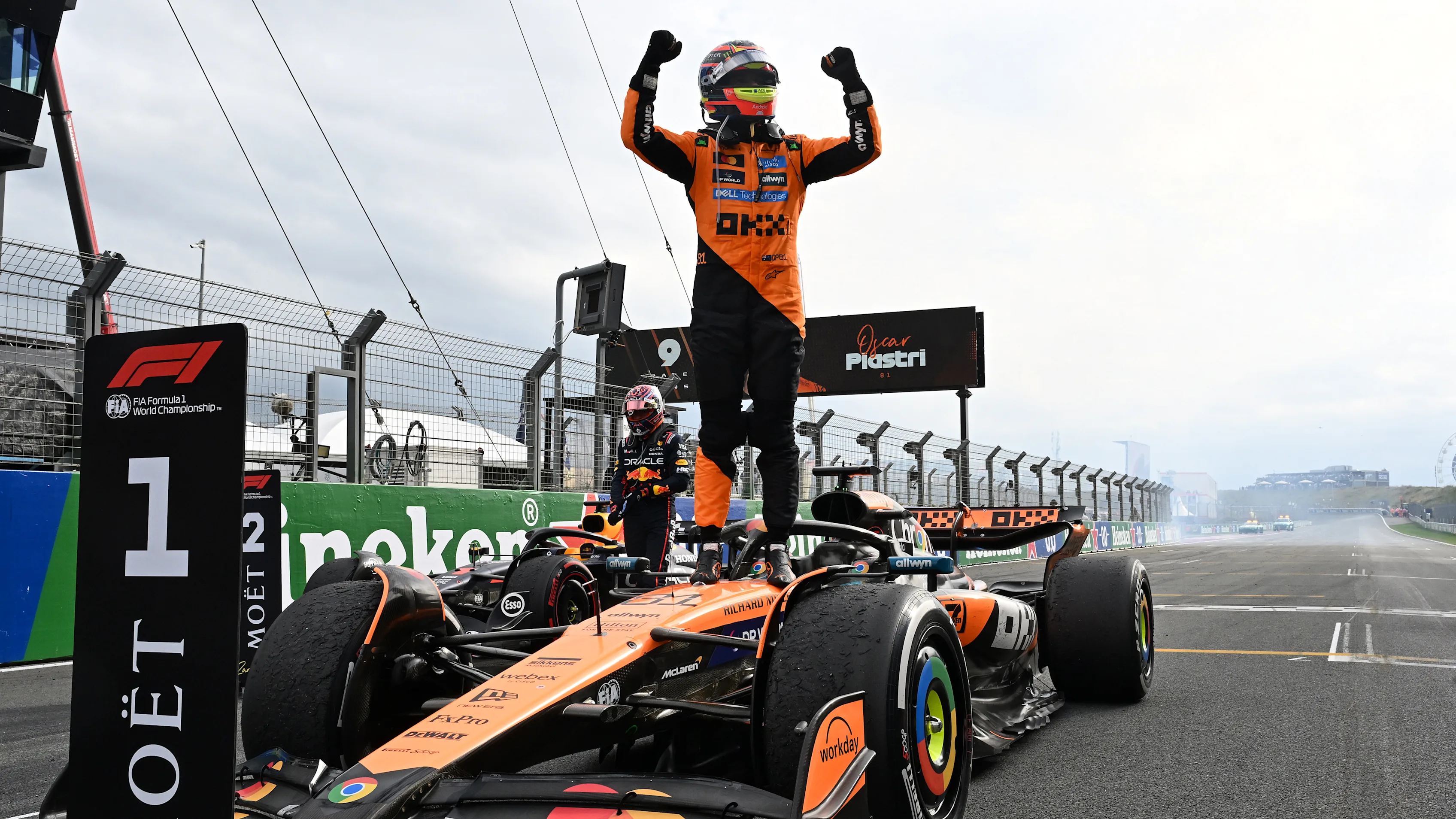 Zandvoort, Belanda - 31 Ogos: Pemenang Race Oscar Piastri dari Australia dan McLaren meraikan