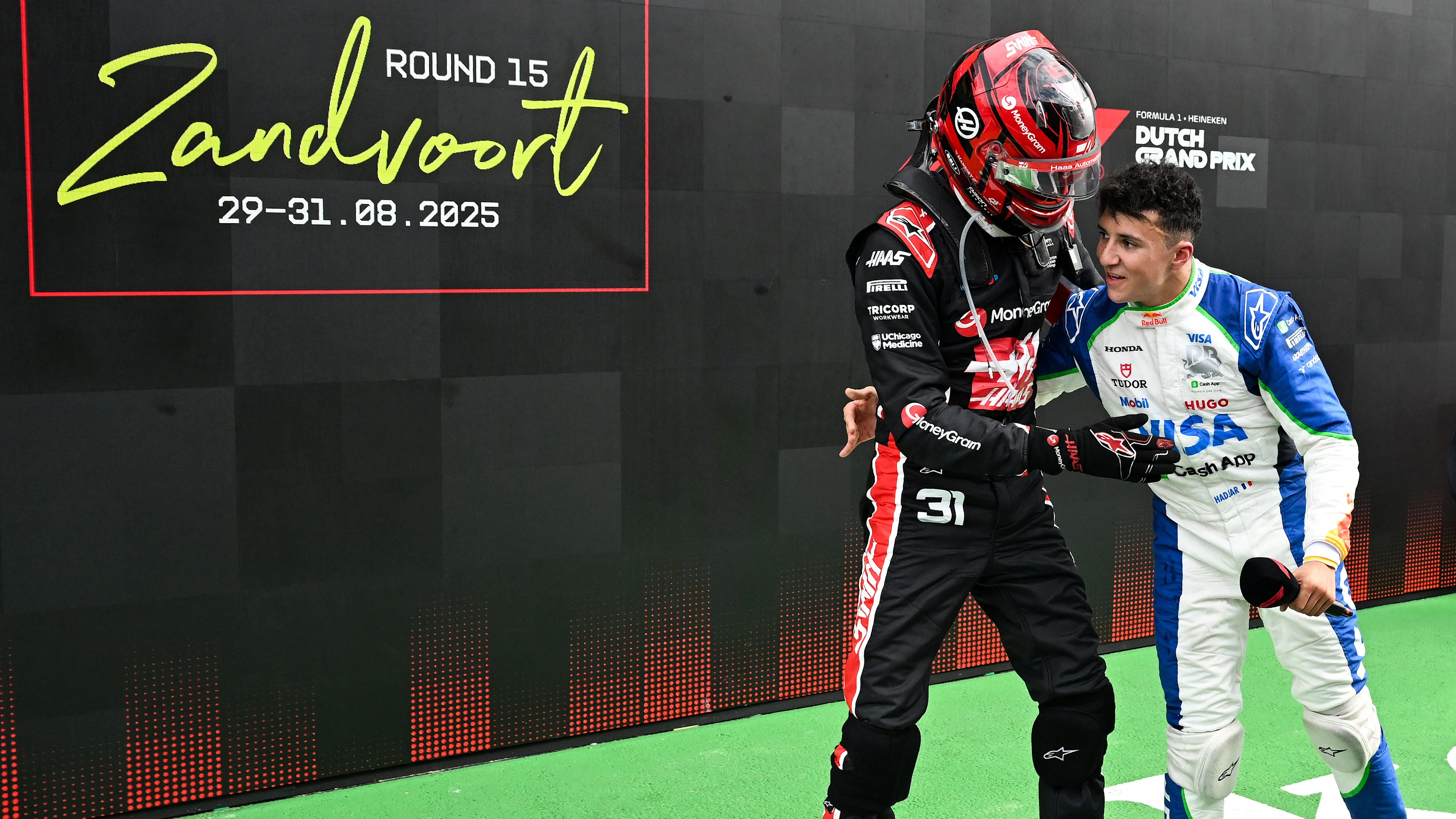 Esteban Ocon tidak membuang masa untuk mengucapkan tahniah kepada rakan senegara Hadjar. Leret untuk melihat lebih banyak gambar