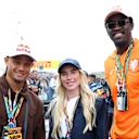 Pemain bola sepak Xavi Simons dan Missy Bo Kearns disertai oleh pemain bola keranjang Pascal Siakam di grid