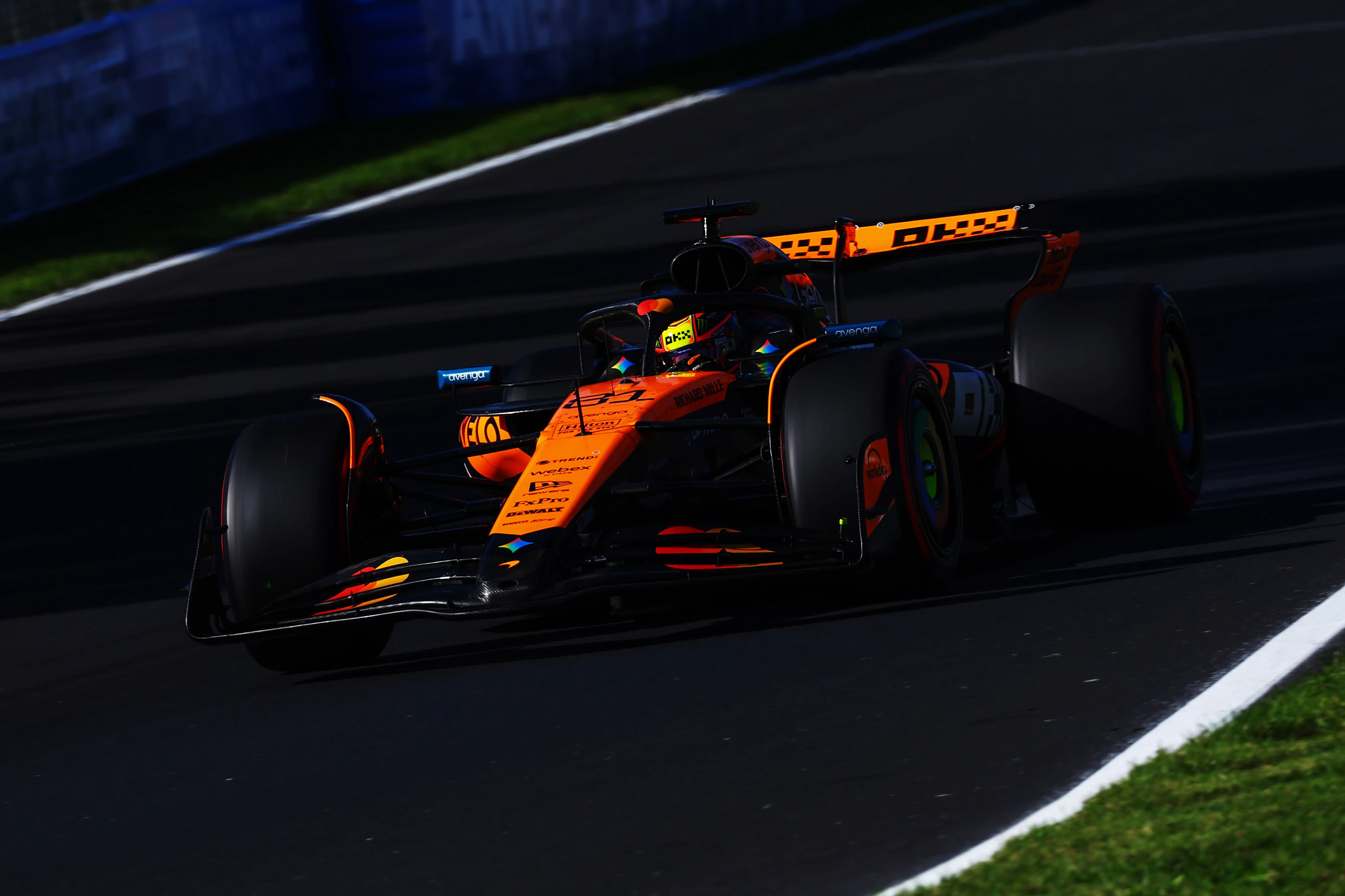 Monza, Itali - September 06: Oscar Piastri Australia Memandu (81) McLaren MCL39 Mercedes