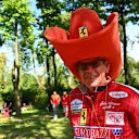 Satu peminat pergi ke semua-sombrero sombrero gergasi dipasangkan dengan saman perlumbaan vintaj untuk kesan Monza maksimum
