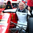 Jean Alesi bersiap untuk memandu 1995 412 T2 sekitar Monza