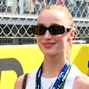 Pelakon Bridgerton Phoebe Dynevor menyalakan grid dengan gaya tanpa usaha - membuktikan monza adalah sama banyak tentang glamor sebagai perlumbaan